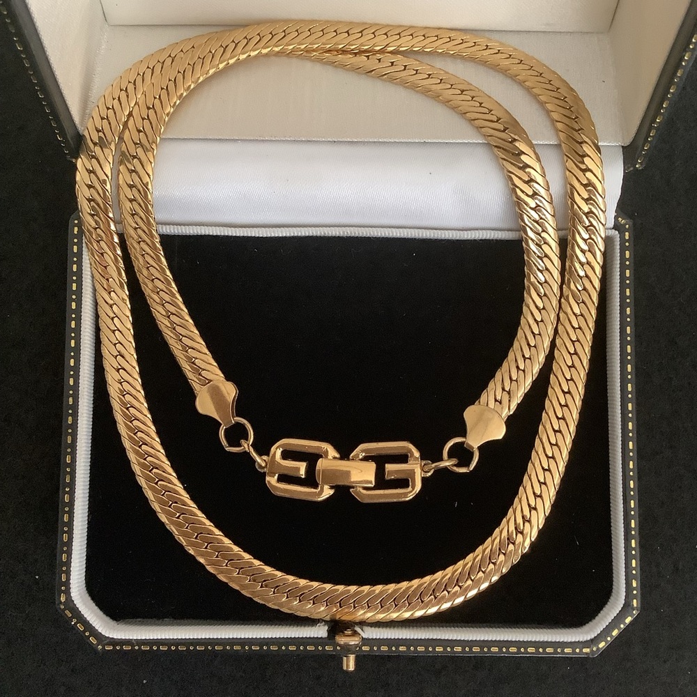 Vintage Givenchy gold tone herringbone necklace. - Picture 5 of 9